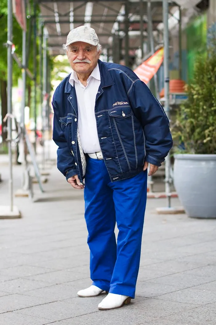 Every Morning, 86-Year-Old Tailor Goes To Work In Different Outfit, Photographer Spends 3 Years Capturing It