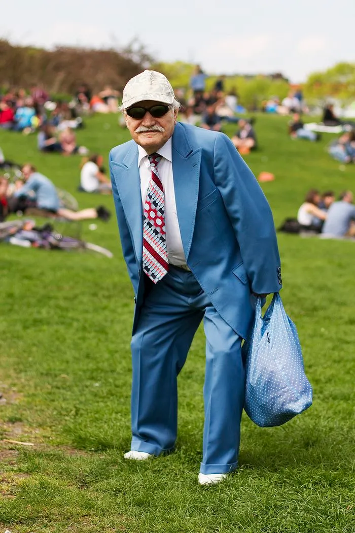 Every Morning, 86-Year-Old Tailor Goes To Work In Different Outfit, Photographer Spends 3 Years Capturing It