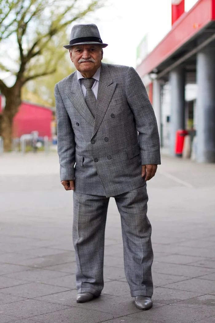 Every Morning, 86-Year-Old Tailor Goes To Work In Different Outfit, Photographer Spends 3 Years Capturing It