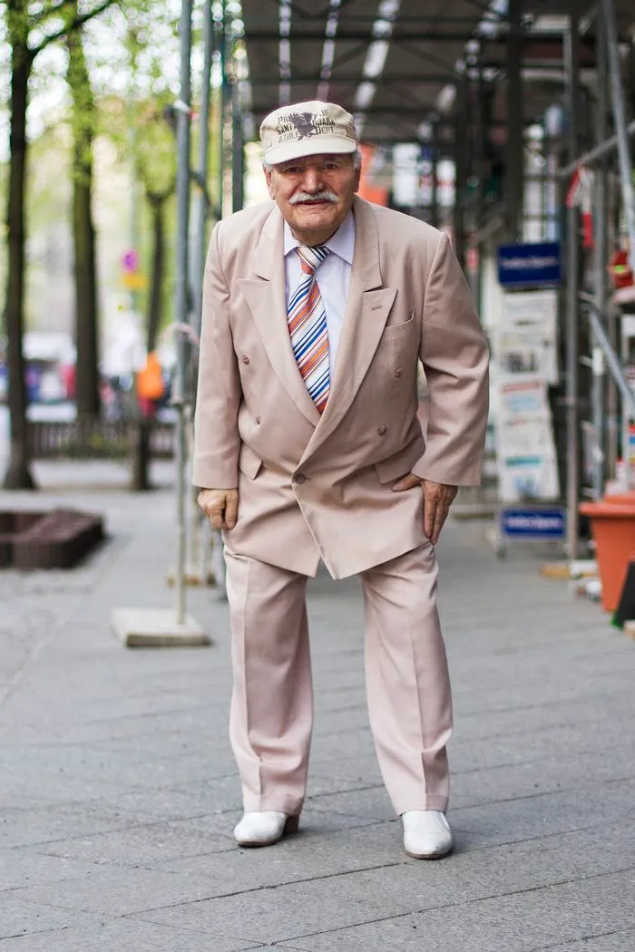 Every Morning, 86-Year-Old Tailor Goes To Work In Different Outfit, Photographer Spends 3 Years Capturing It
