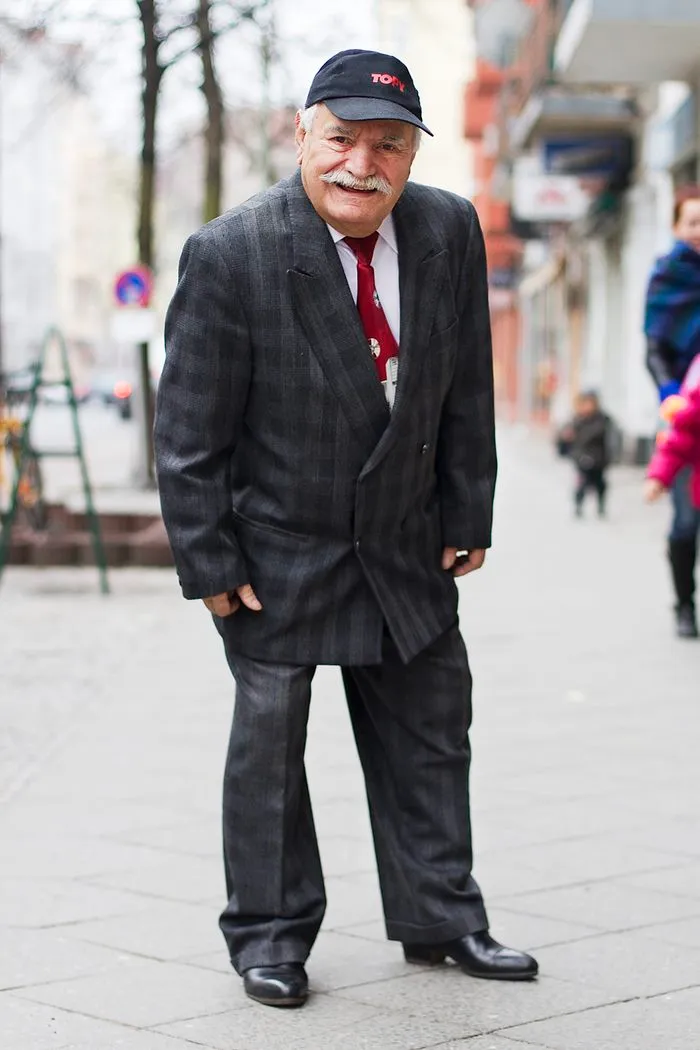 Every Morning, 86-Year-Old Tailor Goes To Work In Different Outfit, Photographer Spends 3 Years Capturing It