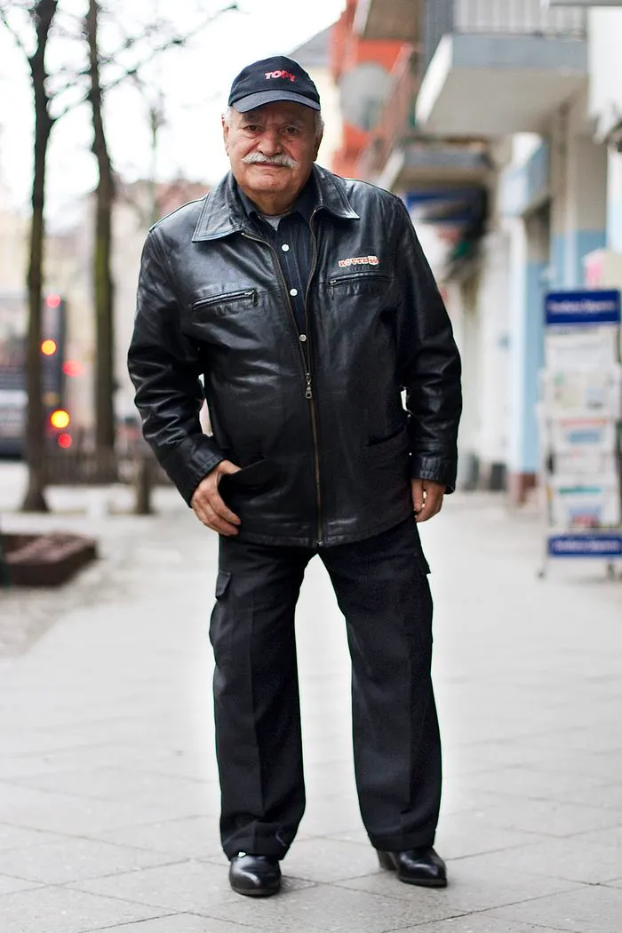 Every Morning, 86-Year-Old Tailor Goes To Work In Different Outfit, Photographer Spends 3 Years Capturing It