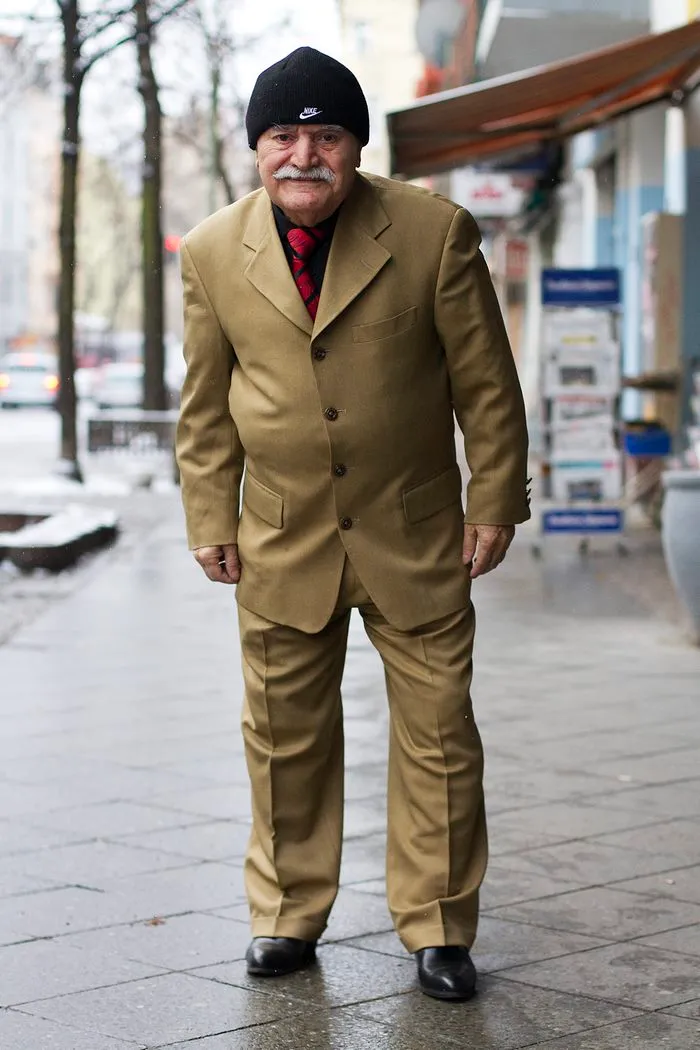 Every Morning, 86-Year-Old Tailor Goes To Work In Different Outfit, Photographer Spends 3 Years Capturing It