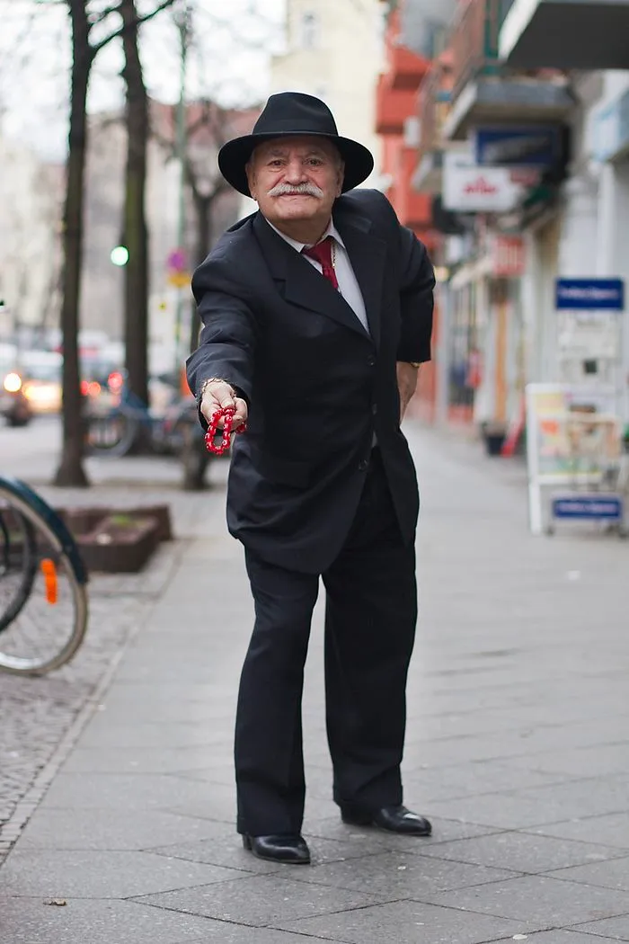 Every Morning, 86-Year-Old Tailor Goes To Work In Different Outfit, Photographer Spends 3 Years Capturing It