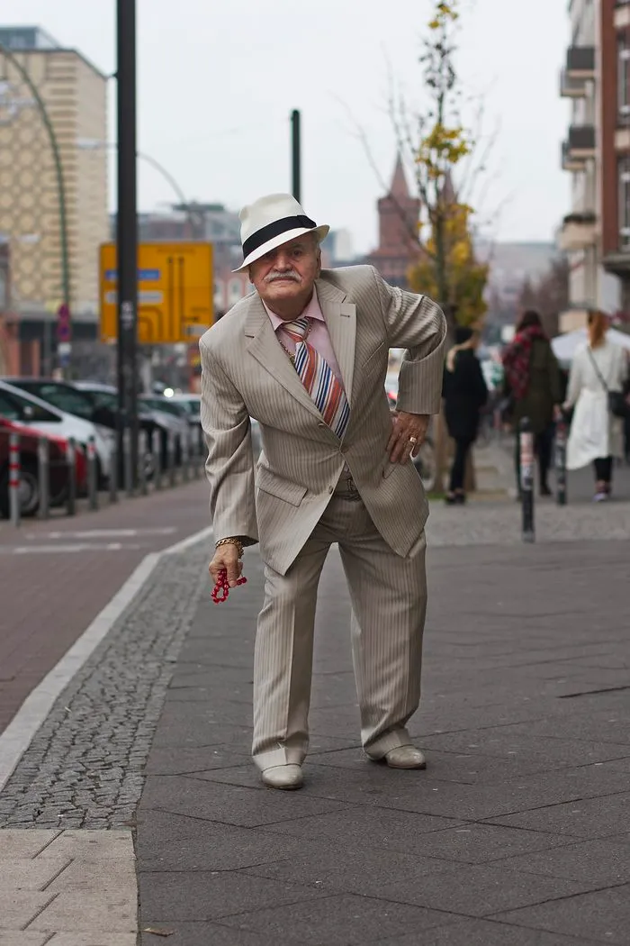 Every Morning, 86-Year-Old Tailor Goes To Work In Different Outfit, Photographer Spends 3 Years Capturing It