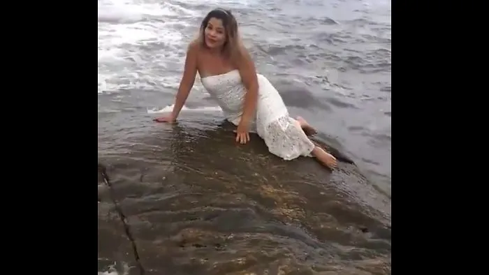 Funny Videos 2016 - Cute Girl On A Beach But She Didn't Expect That