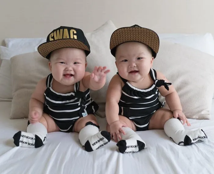 These Miracle Momo Twins Have The Cutest Matching Outfits Ever