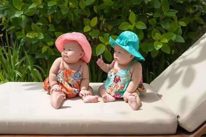 These Miracle Momo Twins Have The Cutest Matching Outfits Ever