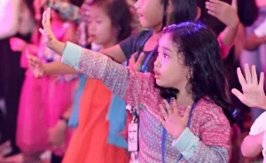 4-Year-Old Girl Tried So Hard To Get Hi-Five From Her Idol At The Concert And Finally Made It