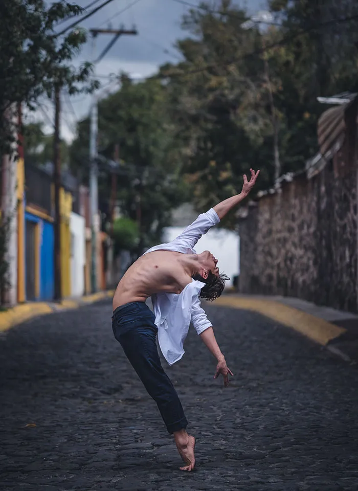 Photographer Documents Dancers Practicing In The Streets Of Mexico City To Prove Trump Was Wrong
