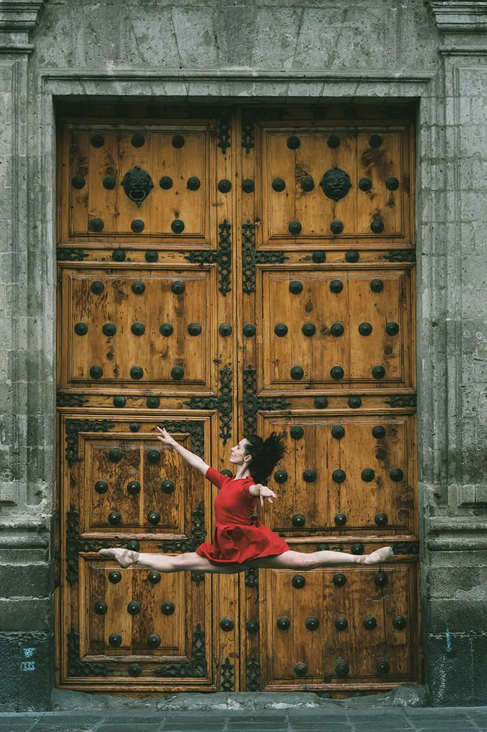 Photographer Documents Dancers Practicing In The Streets Of Mexico City To Prove Trump Was Wrong