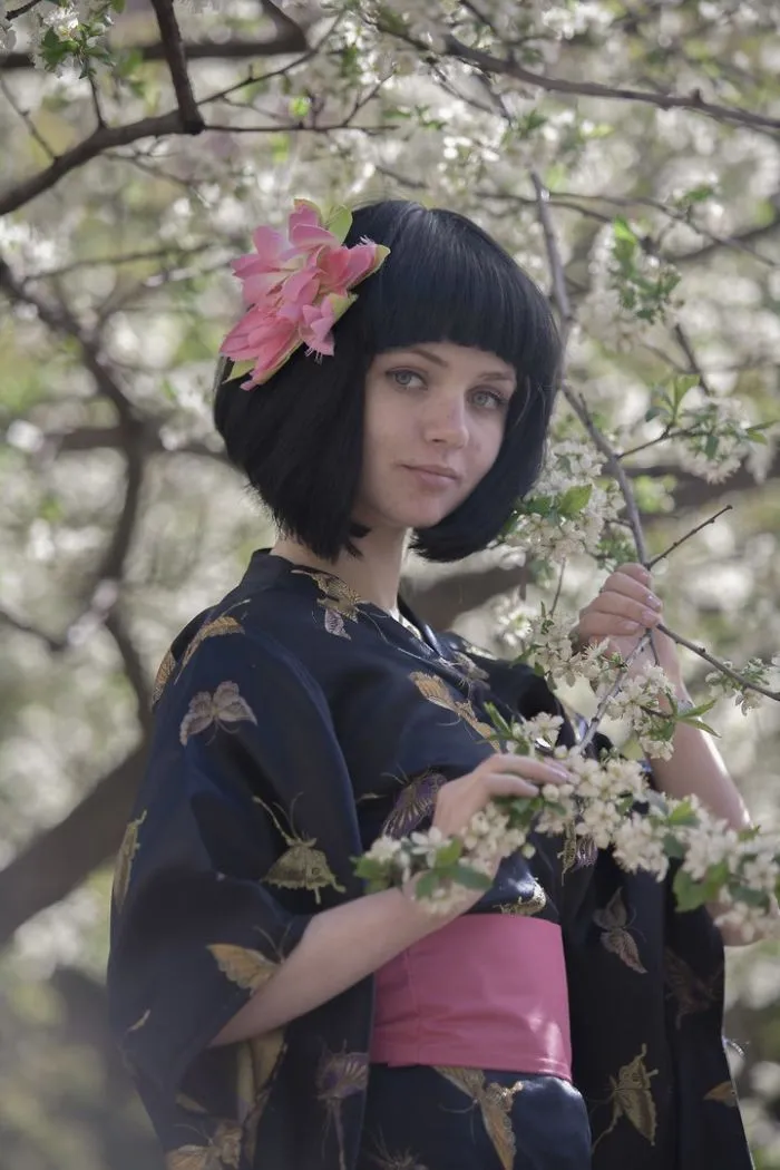 Woman in kimono with flowers in her hair, showcasing the reality behind beautiful photos before Photoshop.