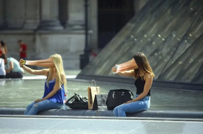 Artist Shows How Smartphones Stealing Our Souls