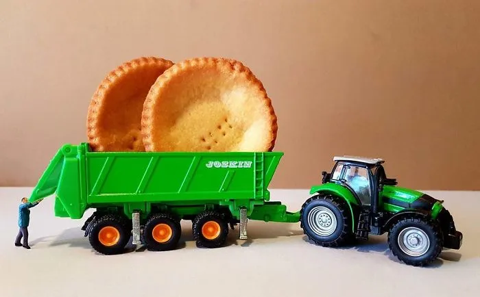 Italian Pastry Chef Creates Miniature Worlds With Desserts