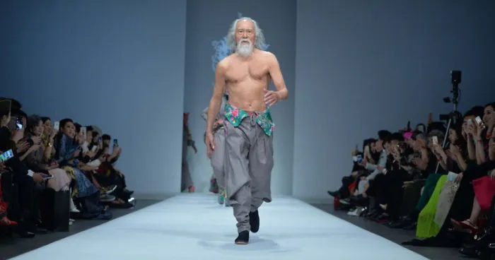 Este abuelo de 80 años intenta ser modelo y triunfa en su debut en la pasarela