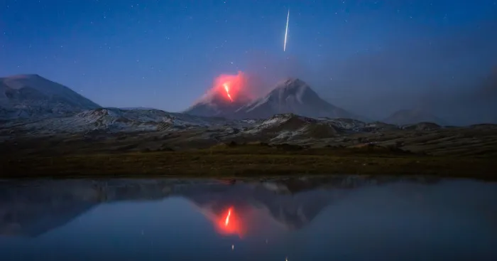 Mientras fotografiaba un volcán en erupción capté también un meteorito accidentalmente