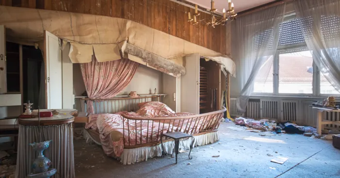 15 Photos Of Abandoned Bedrooms Show The Dusty Remains
