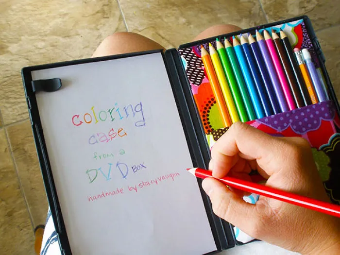 Funda de dvd convertida en estuche de colorear