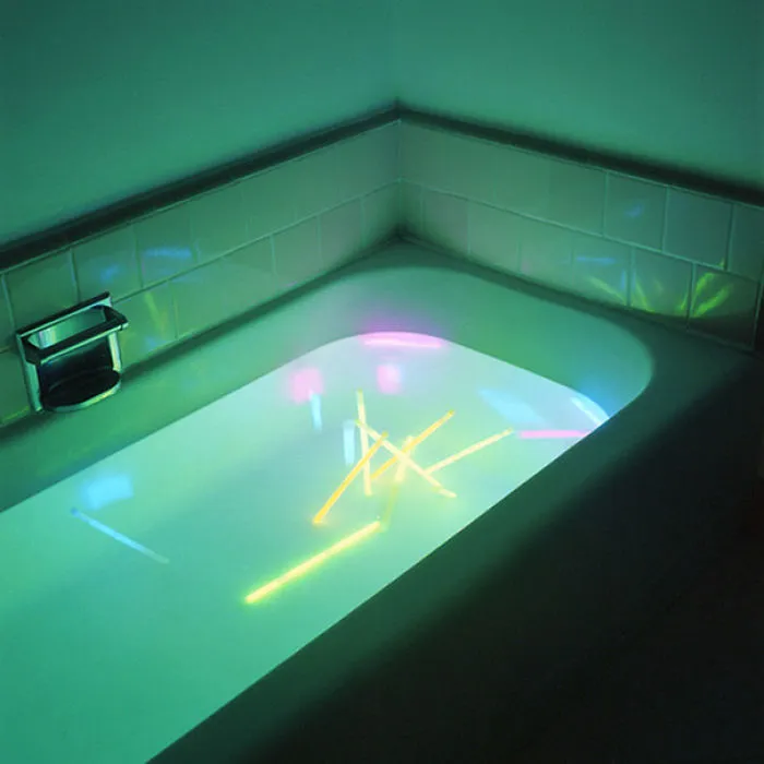 Pon palos luminosos de colores en la bañera y se sentirán como jedis
