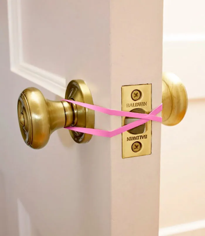 Con gomas elásticas la puerta no se cerrará bien y no se quedarán encerrados