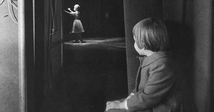 R.I.P. Young Carrie Fisher Watching Her Mother Debbie Reynolds Perform On Stage In 1963