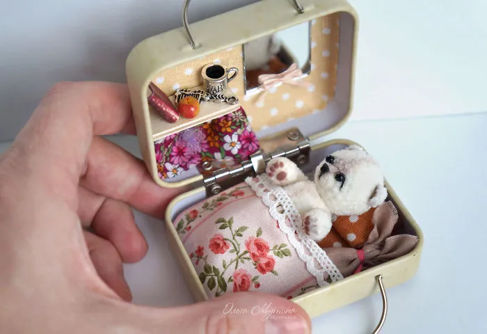 Russian Artist Creates Nostalgic Worlds Through Miniature Art