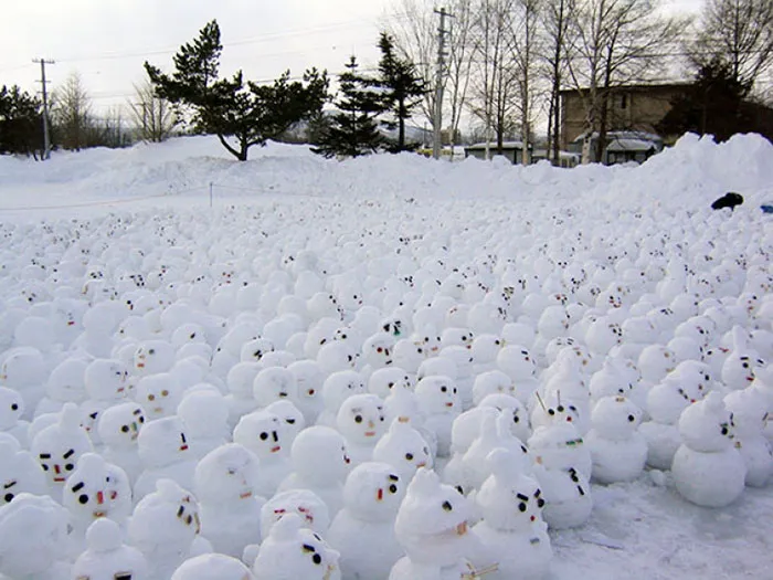 92 Hilariously Creative Snowmen That Would Make Calvin And Hobbes Proud