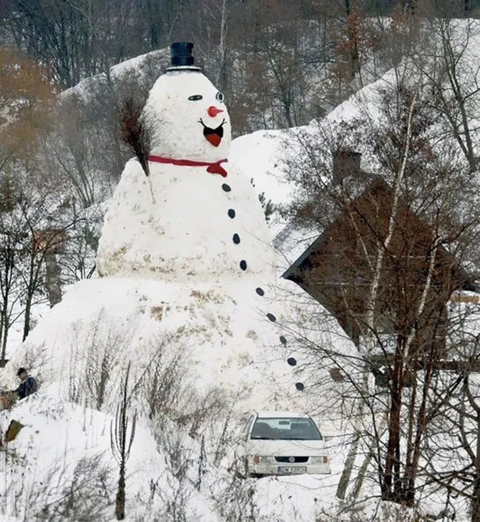 92 Hilariously Creative Snowmen That Would Make Calvin And Hobbes Proud