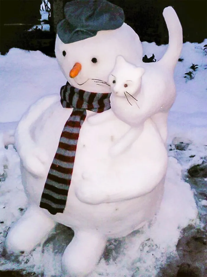 92 Hilariously Creative Snowmen That Would Make Calvin And Hobbes Proud