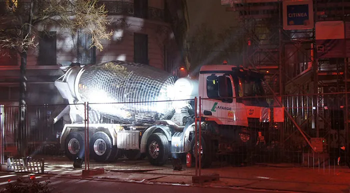 Este artista convirtió un camión hormigonera en una bola gigante de discoteca, y hay que verlo en acción
