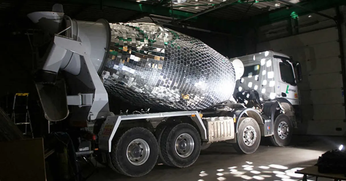 Este artista convirtió un camión hormigonera en una bola gigante de discoteca, y hay que verlo en acción