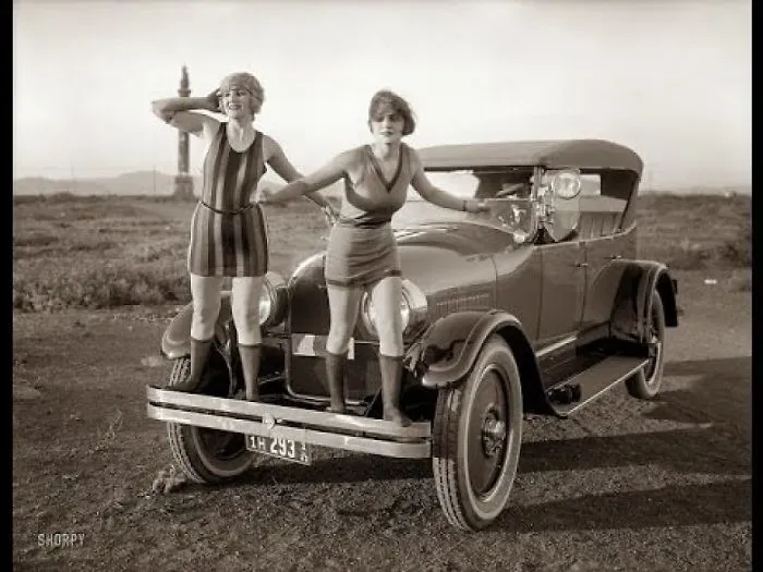 Funny Vintage Photos Of Flappers Posing With Their Classic Cars In The 1920s