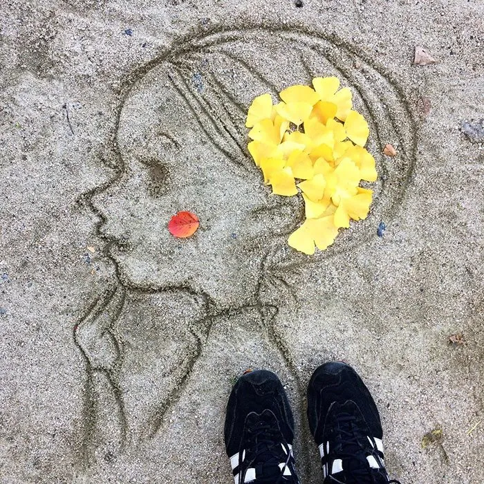 Japanese Are Going Crazy About The Fallen Leaves, Turn Them Into Art