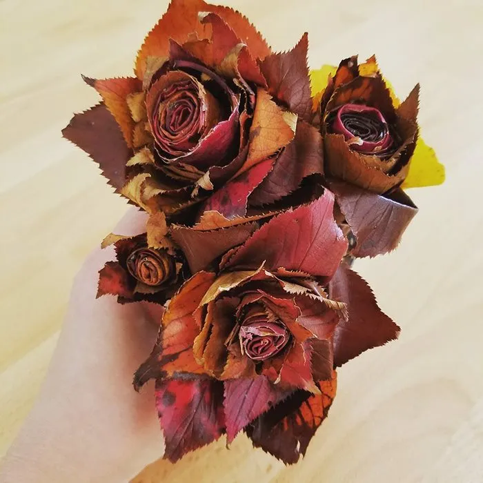Japanese Are Going Crazy About The Fallen Leaves, Turn Them Into Art