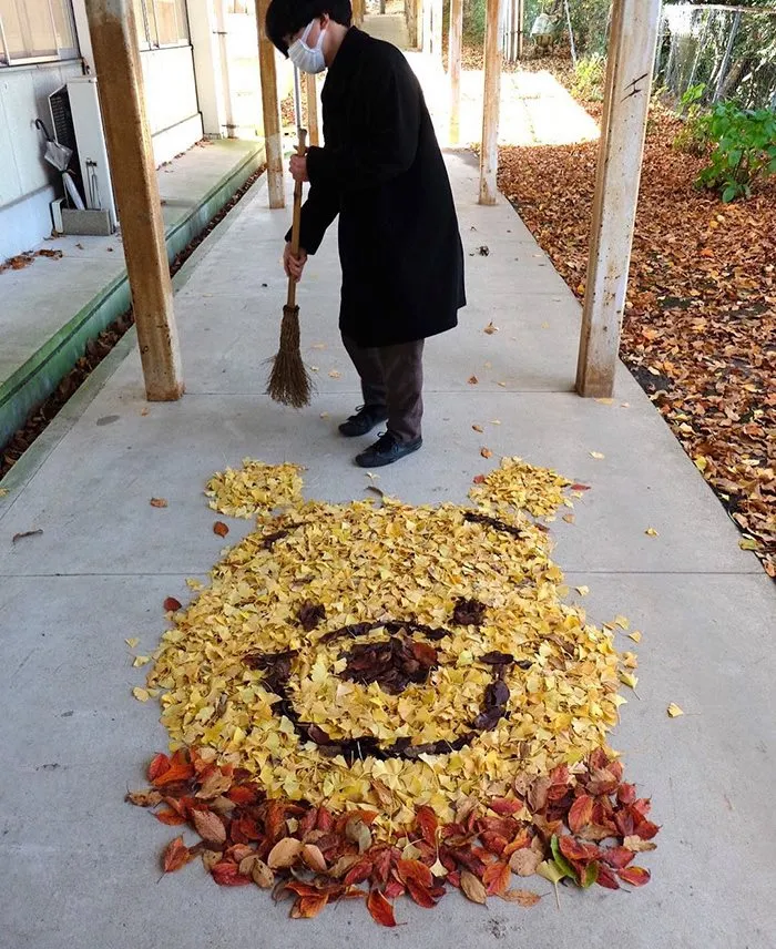 Japanese Are Going Crazy About The Fallen Leaves, Turn Them Into Art