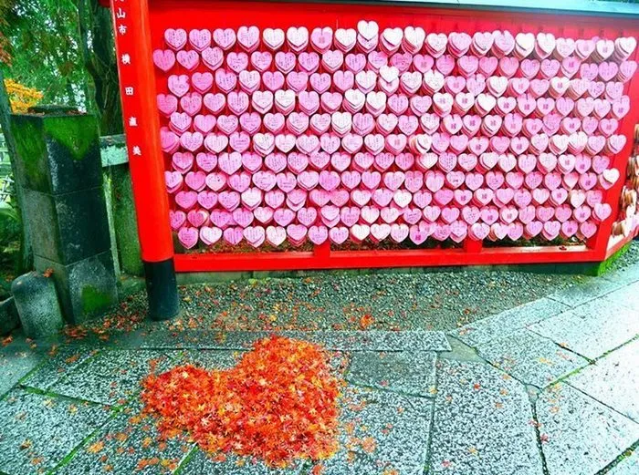Japanese Are Going Crazy About The Fallen Leaves, Turn Them Into Art