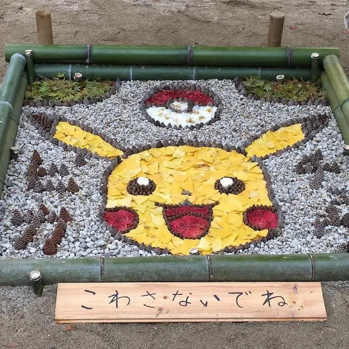 Japanese Are Going Crazy About The Fallen Leaves, Turn Them Into Art