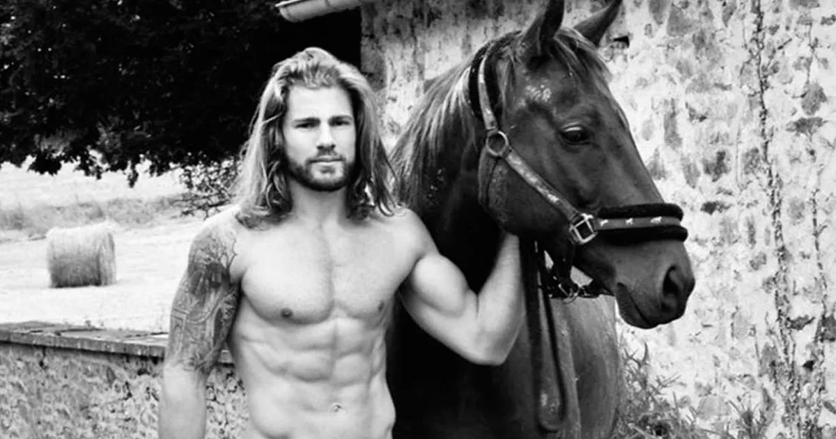 Agricultores franceses posan para un calendario sexy de 2017, para que todo vaya bien el año que viene