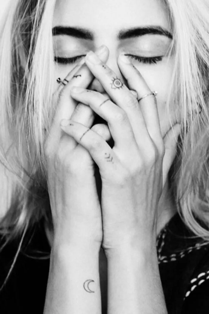33 Tiny Finger Tattoo Ideas