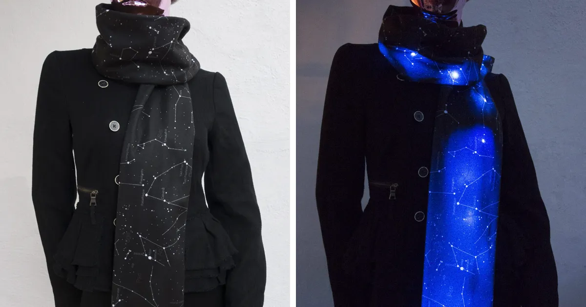 Esta bufanda con estrellas y luces LED iluminará el universo a tu alrededor