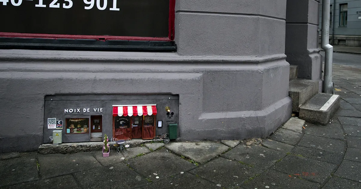 Anonymouse abre diminutas tiendas para ratones en Suecia