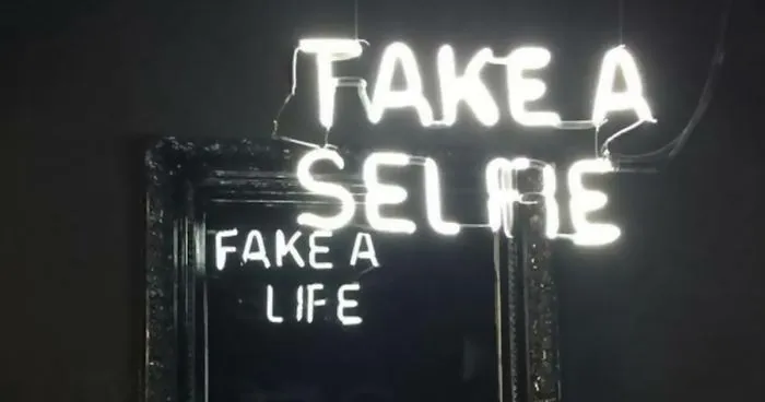 Truthful Mirror Reflections With Hidden Messages
