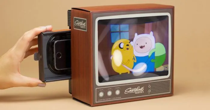 Retro TV Smartphone Magnifier That Enlarges Movies To An 8-Inch Screen