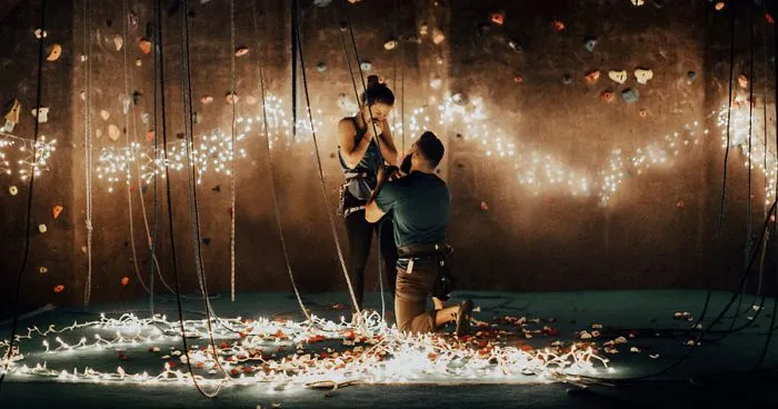 Rock Climber Proposes To His Girlfriend In The Most Romantic Way Ever