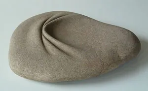 Este escultor español hace que las piedras parezcan blandas retorciéndolas, doblándolas y pelándolas