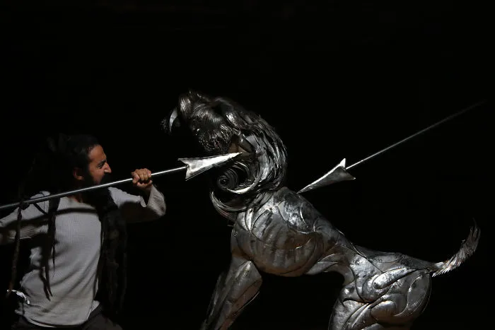 Spear Fighting Of Giants Creates Cruel And Senseless World!