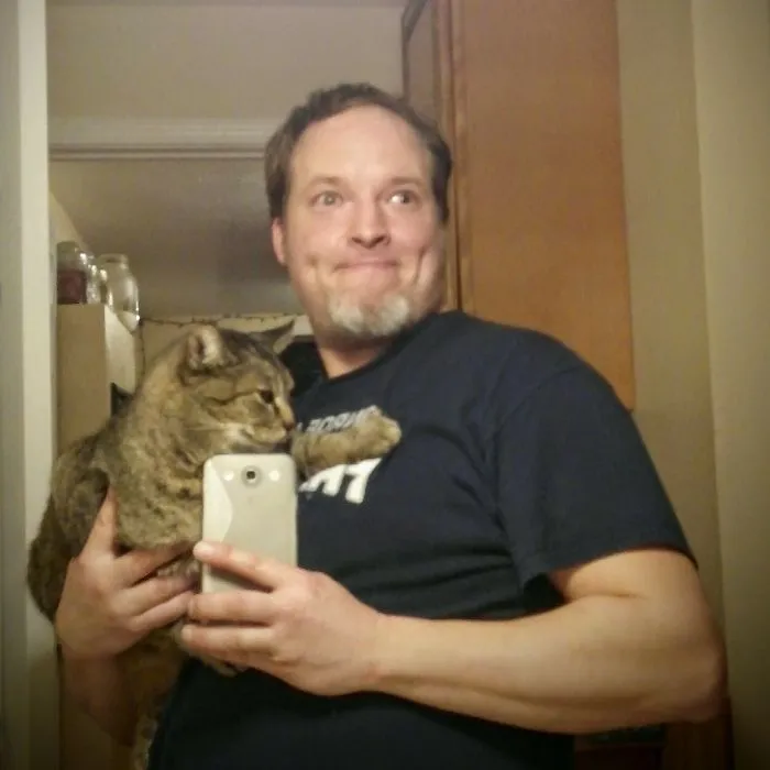 28 Awkward Vintage Photos Of Men Posing With Their Cats