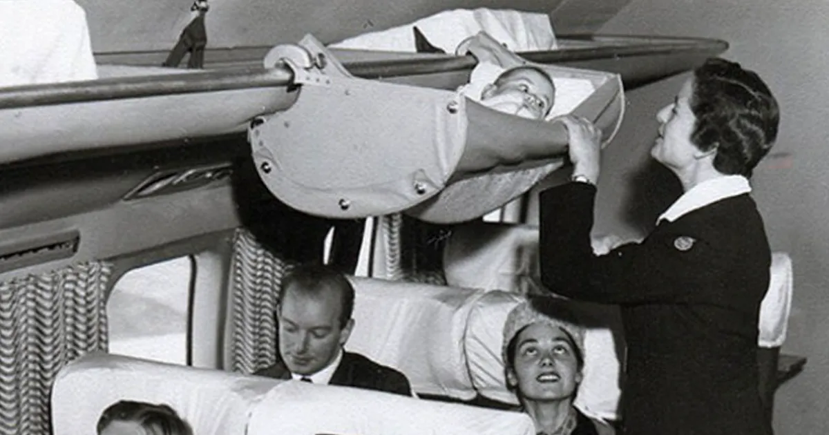 Estas fotos de los años 50 muestran cómo viajaban antes los bebés en avión