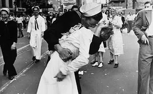 8 Iconic Street Photos That Are Relevant Today