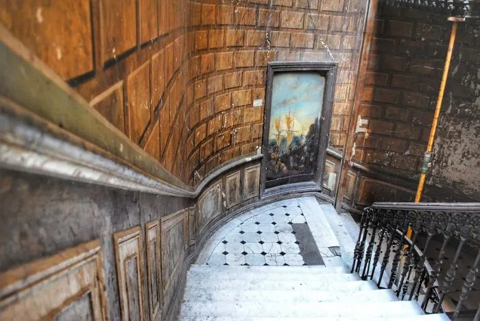 I Hunted Down Centuries-Old Painted Hallways In Tbilisi